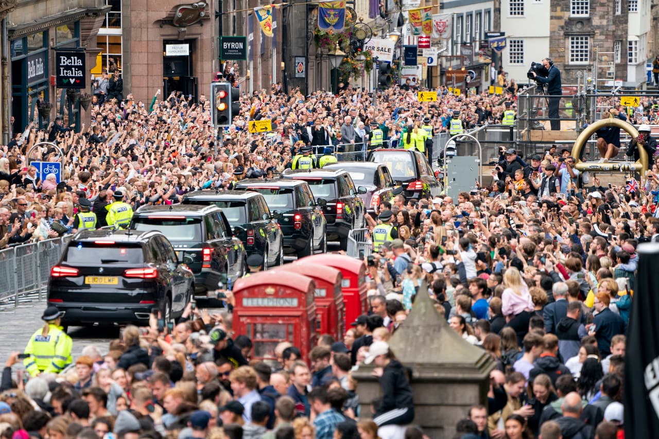 El cortejo fúnebre de Isabel II fue recibido con las calles de Edimburgo abarrotadas. A la capital escocesa llegó tras una procesión de 175 millas (281 km) desde el Castillo de Balmoral.