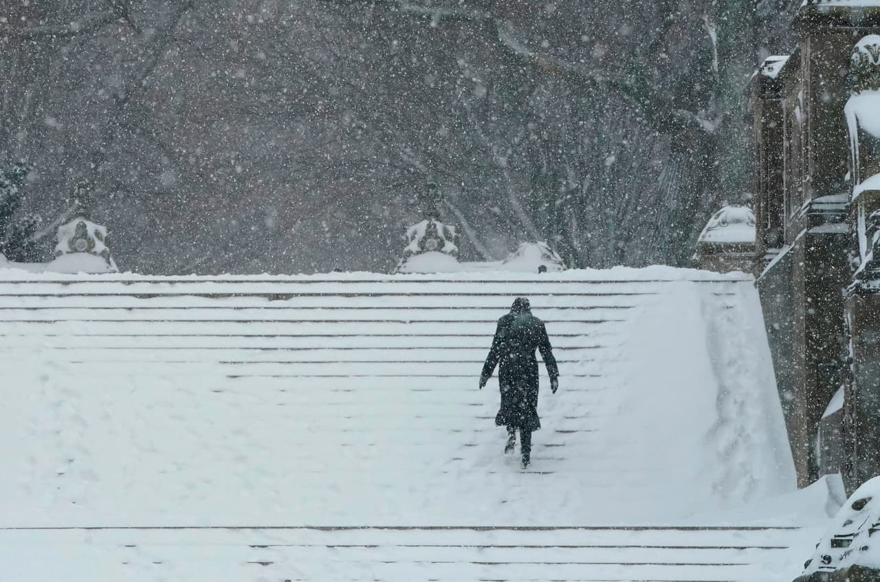 Una mujer sube las escaleras de la Terraza Bethesda en Central Park.