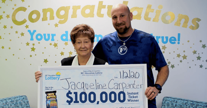 Hijo le regala boleto ganador de $100,000 de la lotería a su mamá en Dallas