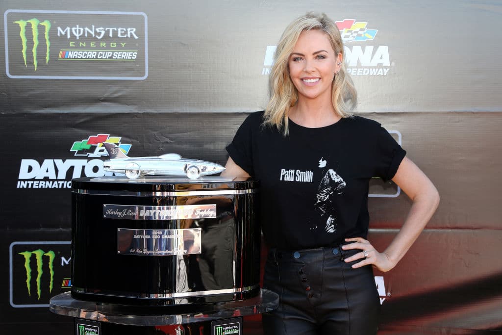 Pero cuando el equipo es reclutado para ejecutar una misión de emergencia y sus extraordinarias habilidades salen a la luz, Andy y Nile, la soldado más joven en unirse al grupo, tendrán que ayudar a sus compañeros a eliminar la amenaza de aquellos que buscan replicar y beneficiarse de sus poderes a toda costa...
<br>