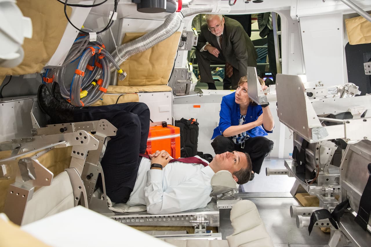 Ochoa mostrándole al senador Cruz un simulador en el edificio nueve del Centro Espacial Johnson en Houston.