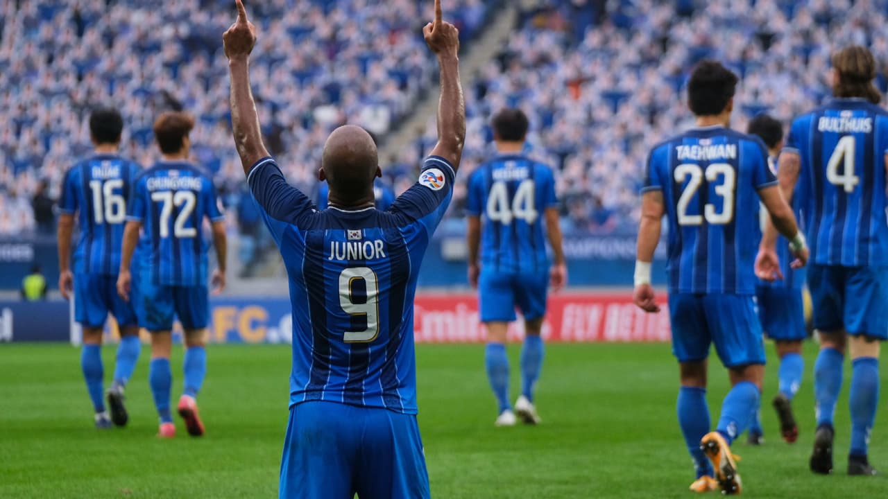 Castigan al Tuca por fumarse un cigarro ante Santos