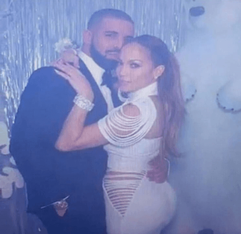 Jennifer López y Drake celebran Navidad con baile y muchos besos