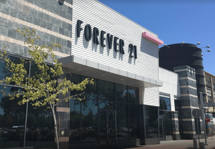 Localizado en el centro comercial The Plant en el número 7888-2 Van Nuys Blvd., Van Nuys, CA 91402