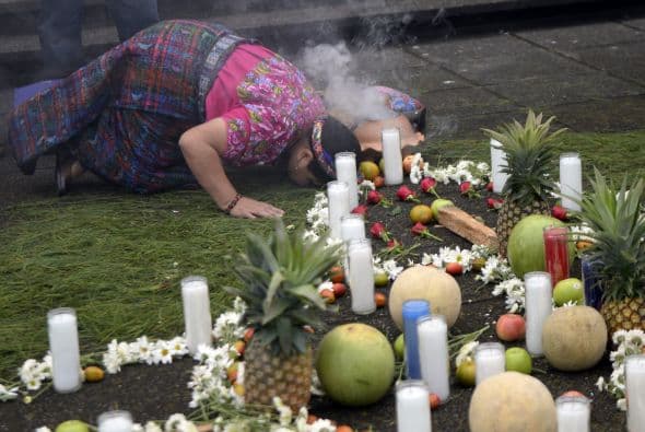 Aquí la vemos participando en la ceremonia religiosa maya frente al Palacio de Justicia.