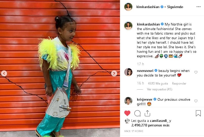 Ahora, el pasado fin de semana, Kim aprovechó su 
<b><a href="https://www.instagram.com/kimkardashian/" target="_blank">cuenta de Instagram</a></b> para volver a dejar claro el gusto y glamur de su hija con una serie de fotos en las que aparece con prendas y looks de vanguardia. Ahí, su madre la bautizó como la "máxima 'fashionista'".