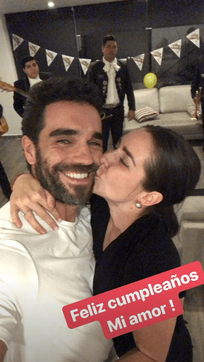 Sin embargo, le dijo que sí a la idea de casarse ante las leyes mexicanas: “Ahora con esto de un anillo hay que ponerle fecha para celebrar esto que ya teníamos”.