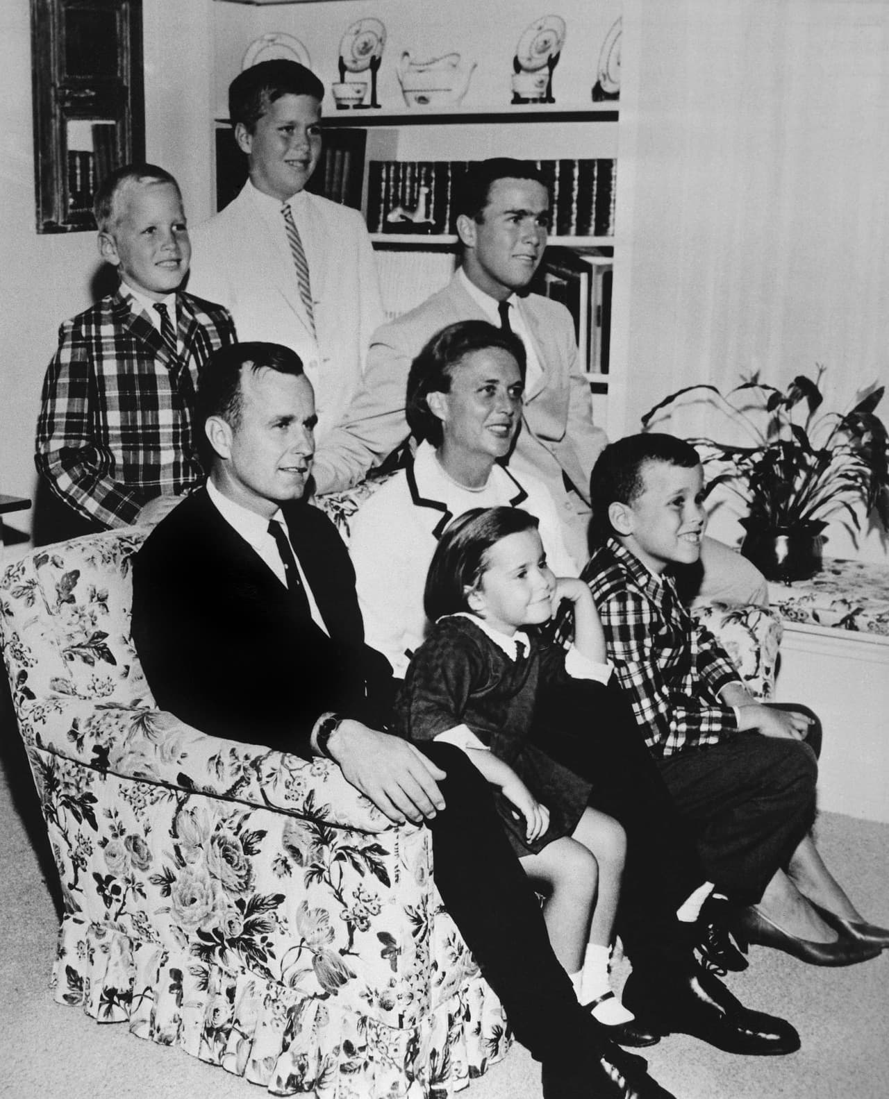 En esta foto de 1964, se ve a George Bush con su esposa Barbara y sus hijos. George W. Bush justo detrás de su madre. Detrás del sofá están Neil y Jeb Bush. Sentados con los padres están Dorothy y Marvin Bush.