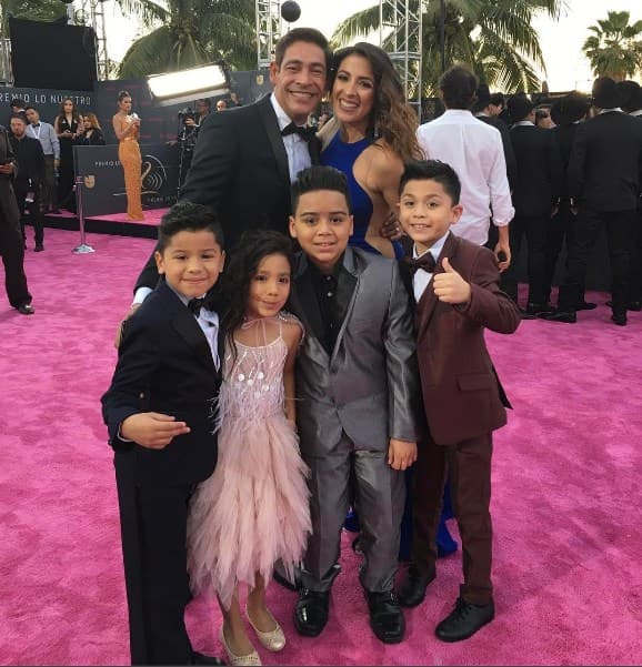 Maity Iteriano se encontró a un súper orgulloso Johnny Lozada desfilando con su #TeamPequeFlow en la alfombra magenta.