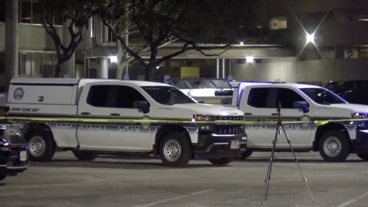 Un hombre fue alcanzado por los disparos y fue encontrado tirado en el área del estacionamiento.