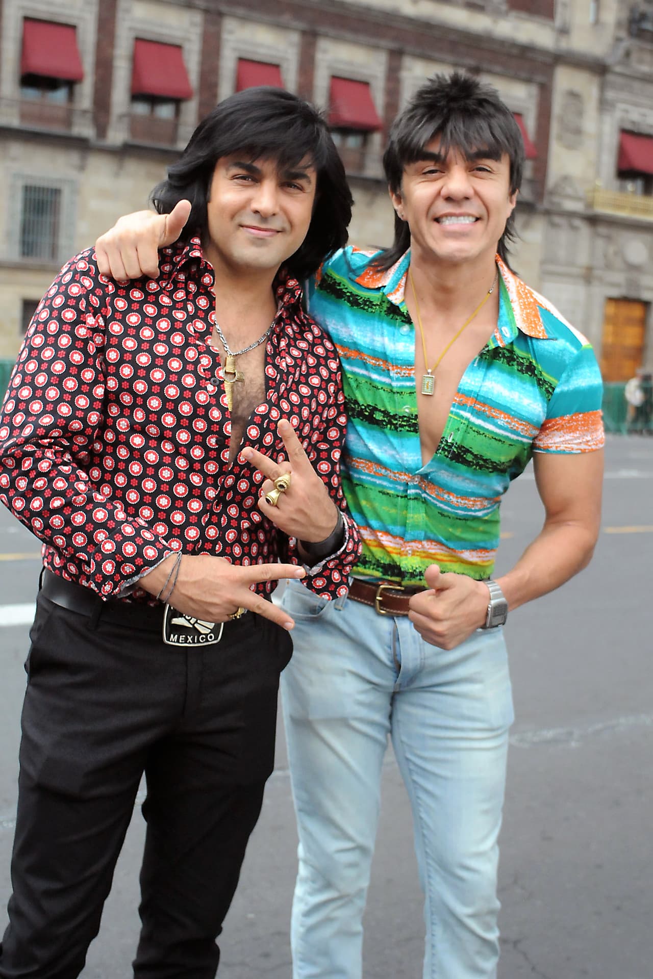 Con su personaje de 'El Vítor' y al lado de 'Albertano' (Ariel Miramontes), lo vemos en la serie '
<b><a href="http://www.univision.com/series/nosotros-los-guapos/conoce-a-los-mas-guapos-y-no-te-pierdas-sus-aventuras-fotos" target="_blank">Nosotros los guapos</a></b>'. Cada uno de estos personajes tiene un estilo particular de hacer reír, mientras 'El Vítor' es simpático, alegre y picante con su doble sentido; 'Albertano' es más poético, bohemio y soñador.