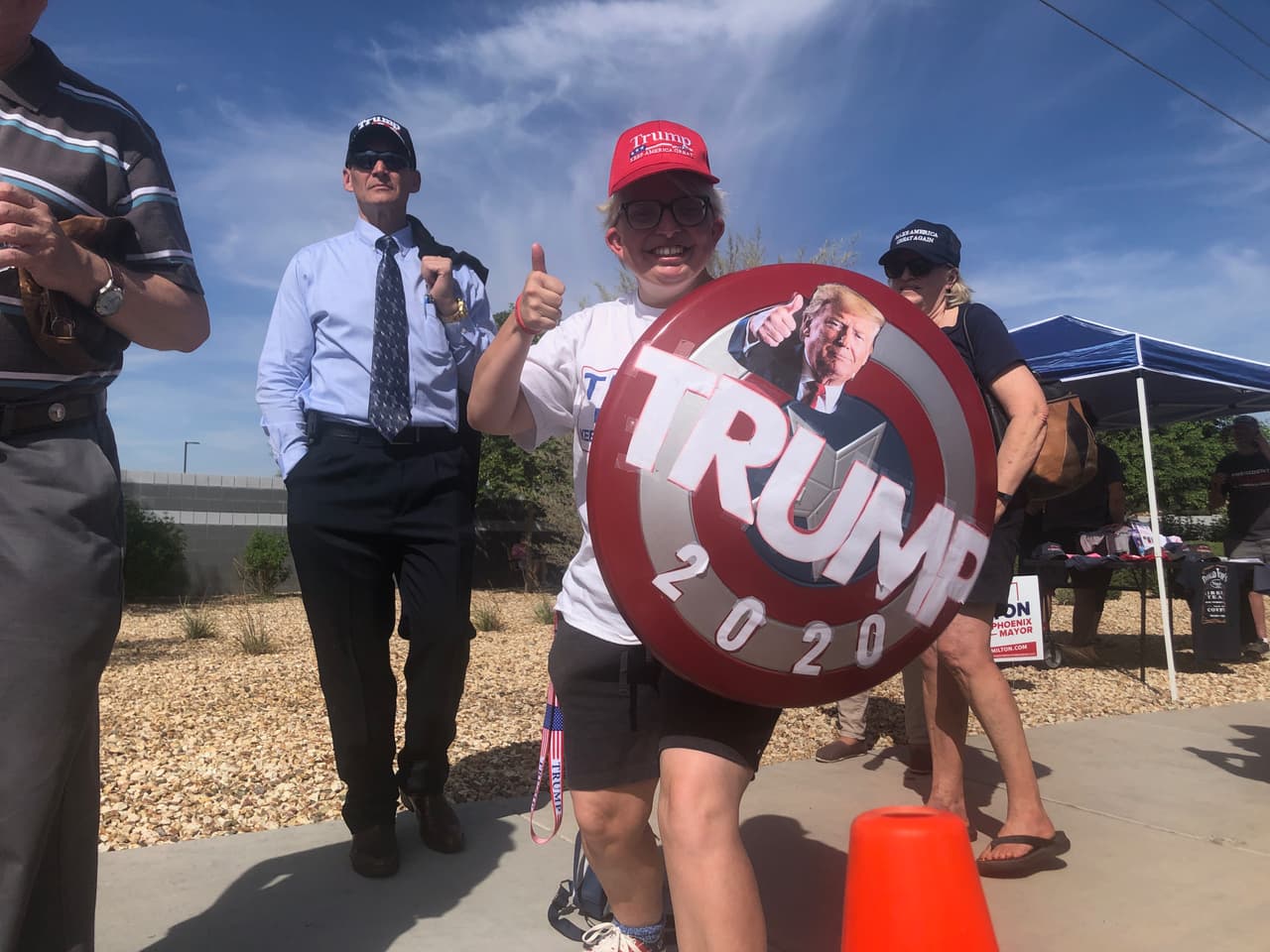 El salvador de America, así es Trump para esta seguidora que hace fila para escuchar a Pence bajo las altas temperaturas de Phoenix.