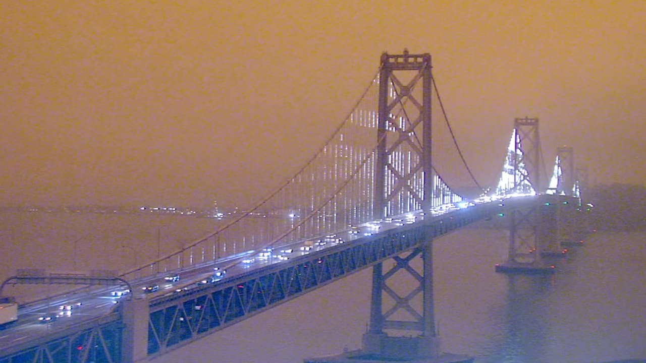 Los incendios del estado de California y la tradicional bruma mañanera tiñeron de naranja los cielos de San Francisco estos dos últimos días. Mira más imágenes de los cielos anaranjados de California 
<a href="https://www.univision.com/noticias/sucesos/un-cielo-de-color-naranja-los-incendios-causan-paisajes-surrealistas-en-el-norte-de-california-fotos-fotos" target="_blank">aquí</a>.