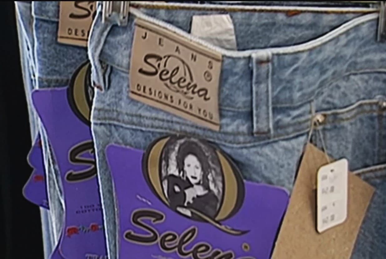 En la década de los noventas y los dos mil, Selena inspiró y fue referencia de moda en el mundo.
<br>