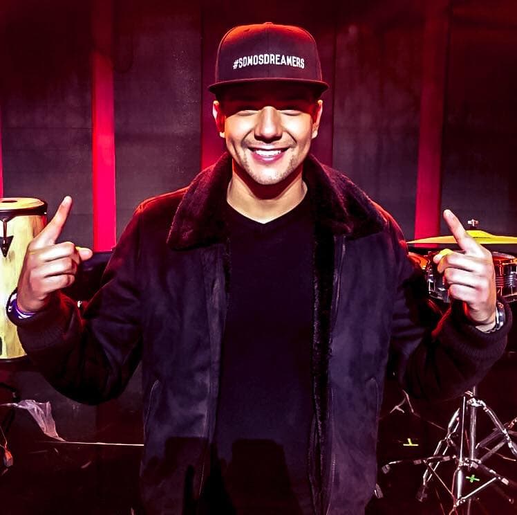 Luis Coronel feliz de estar en Los Ángeles, al lado de tantos amigos gruperos.