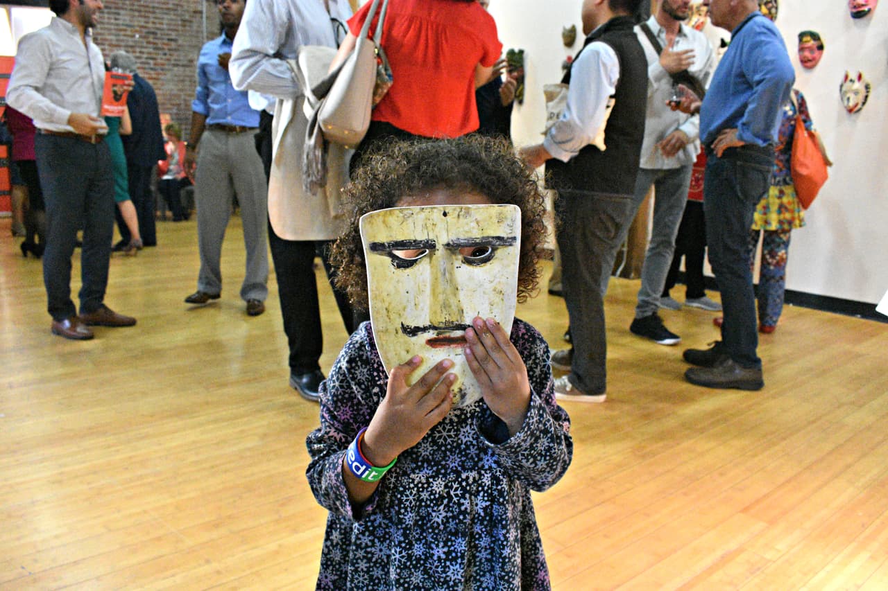 Durante la época precolombina, en gran parte del continente americano las máscaras tenían la función de artefactos espirituales, principalmente entre las culturas mesoamericanas.