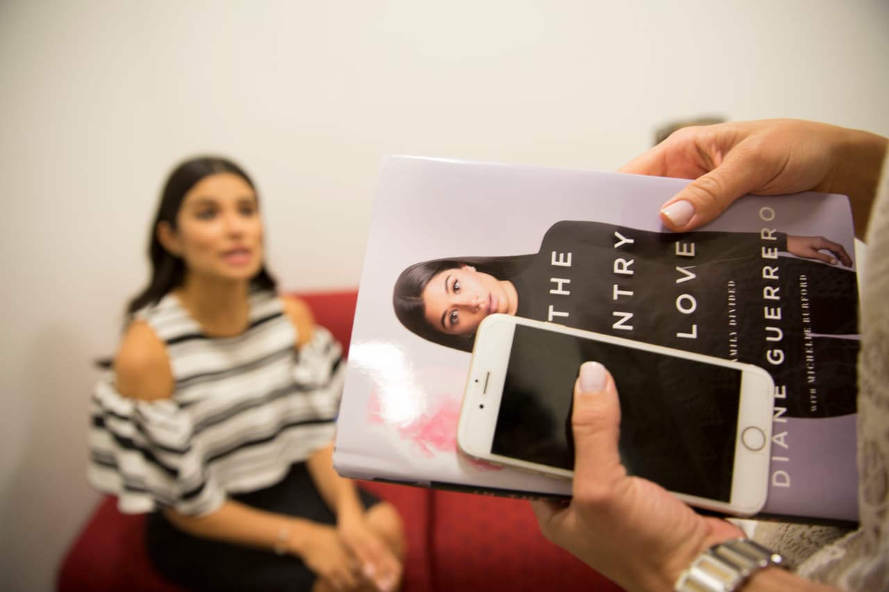 Su libro, "El país que amamos" está en las manos de varios de los periodistas de Univisión, que aprovecharon de visitarla en el camerino y tener un autógrafo.