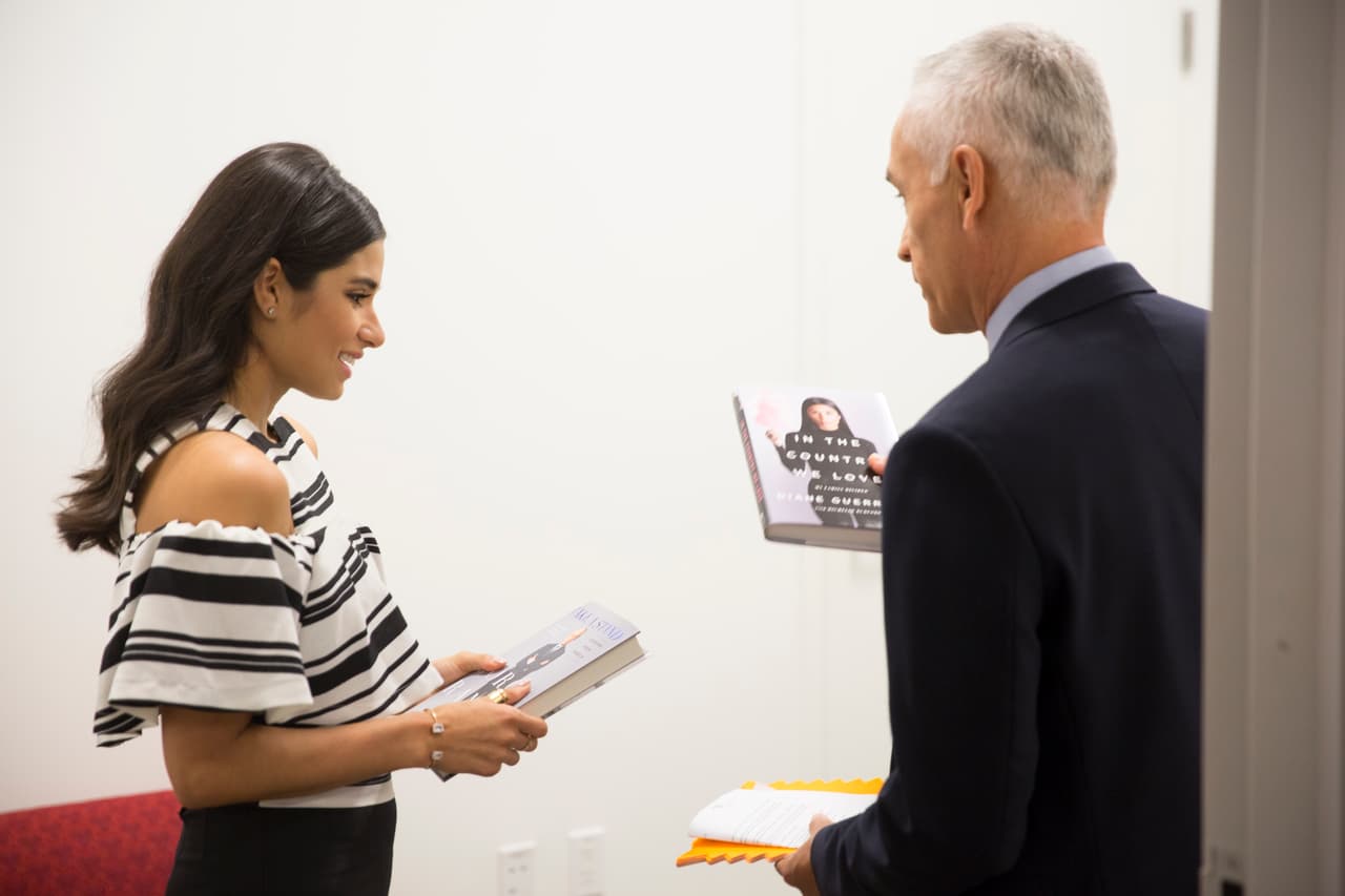 Al fin llegó Jorge Ramos, intercambiaron saludos y libros “el mío para ti, el tuyo para mi”.
