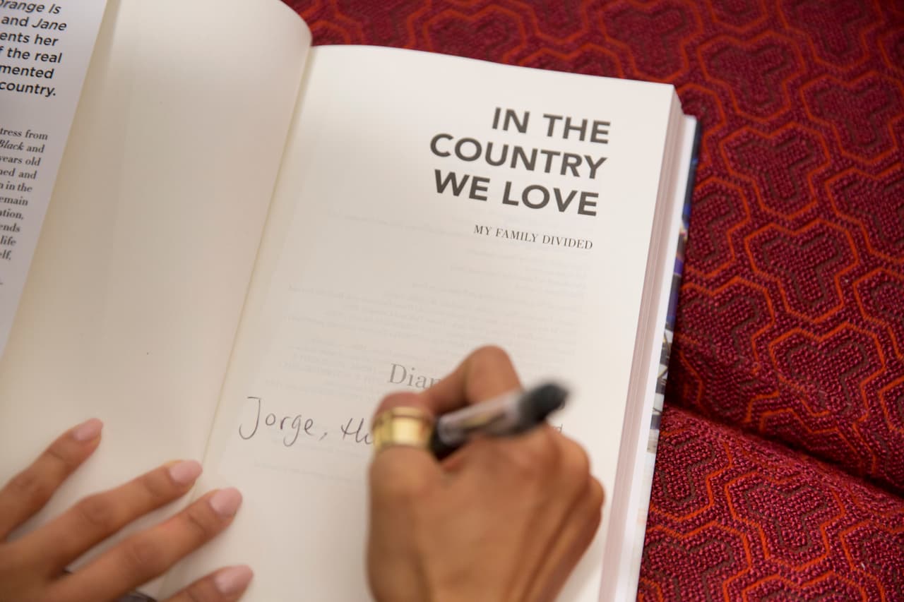 La firma y dedicatoria de Diane del ejemplar de su libro para Jorge Ramos.