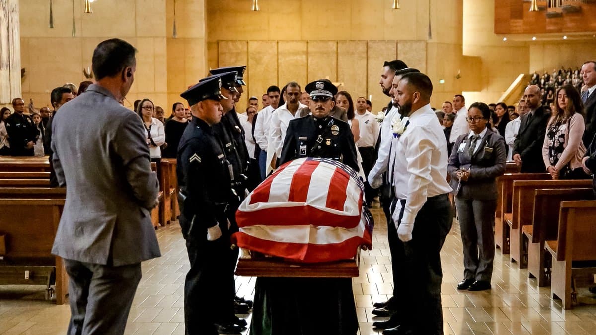 Este lunes, la catedral de Los Ángeles abrió sus puertas para despedir al oficial de LAPD, 
<a href="https://www.univision.com/local/los-angeles-kmex/luto-en-la-policia-de-los-angeles-uno-de-sus-oficiales-fue-asesinado-a-disparos-en-lincoln-heights-video">Juan José Díaz </a>de 24 años presuntamente asesinado por un par de pandilleros en la zona de Lincoln Heights, el pasado 27 de julio.
