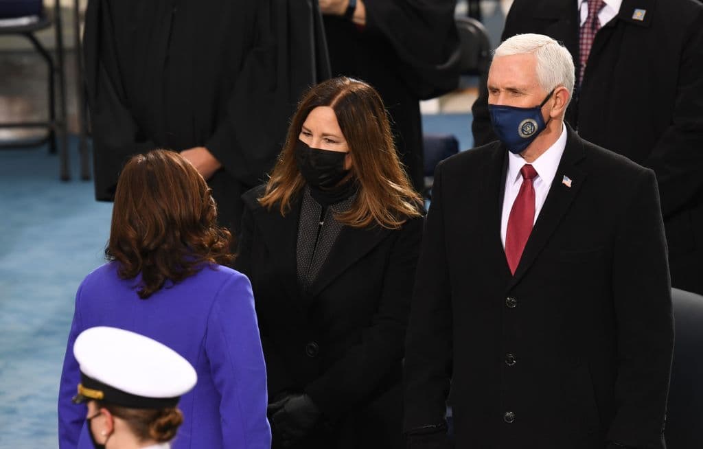 De la pasada administración estuvo presente el vicepresidente Mike Pence, que fue visto conversando con Kamala Harris, quien ahora ocupará su cargo.