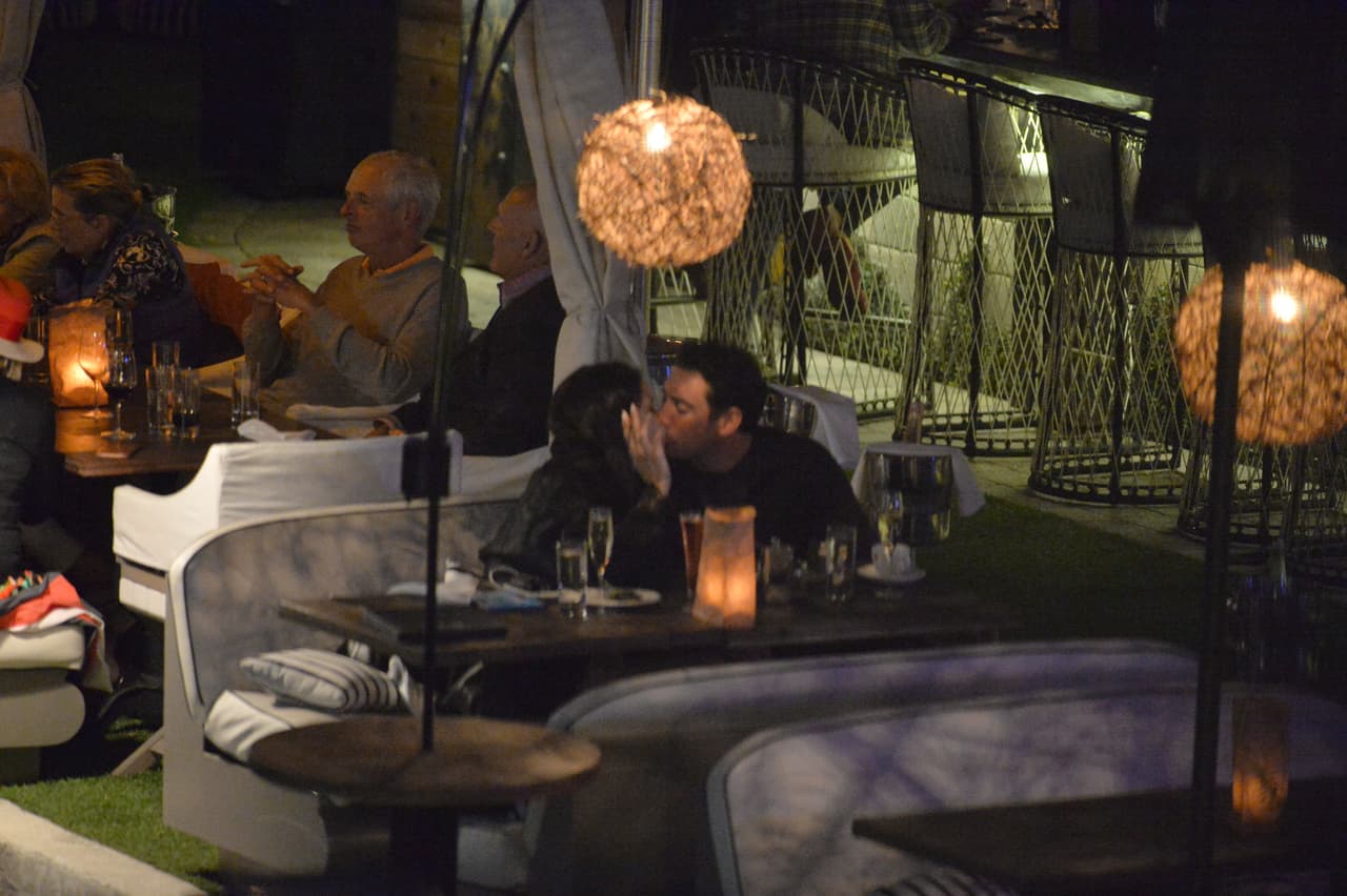 Adriana Lima rompió con el receptor de New England Patriots Julian Edelman hace sólo una semana. Sin embargo, se le vio besándose en un restaurante con el chico malo de los muchachos de Nueva York Mitch, Matt Harvey. Estas son las primeras fotos de la nueva pareja. La pareja llegó en yate y cenaron y tomaron champán por horas en el River Yacht Club el 15 de marzo de 2017, en Miami, Florida.