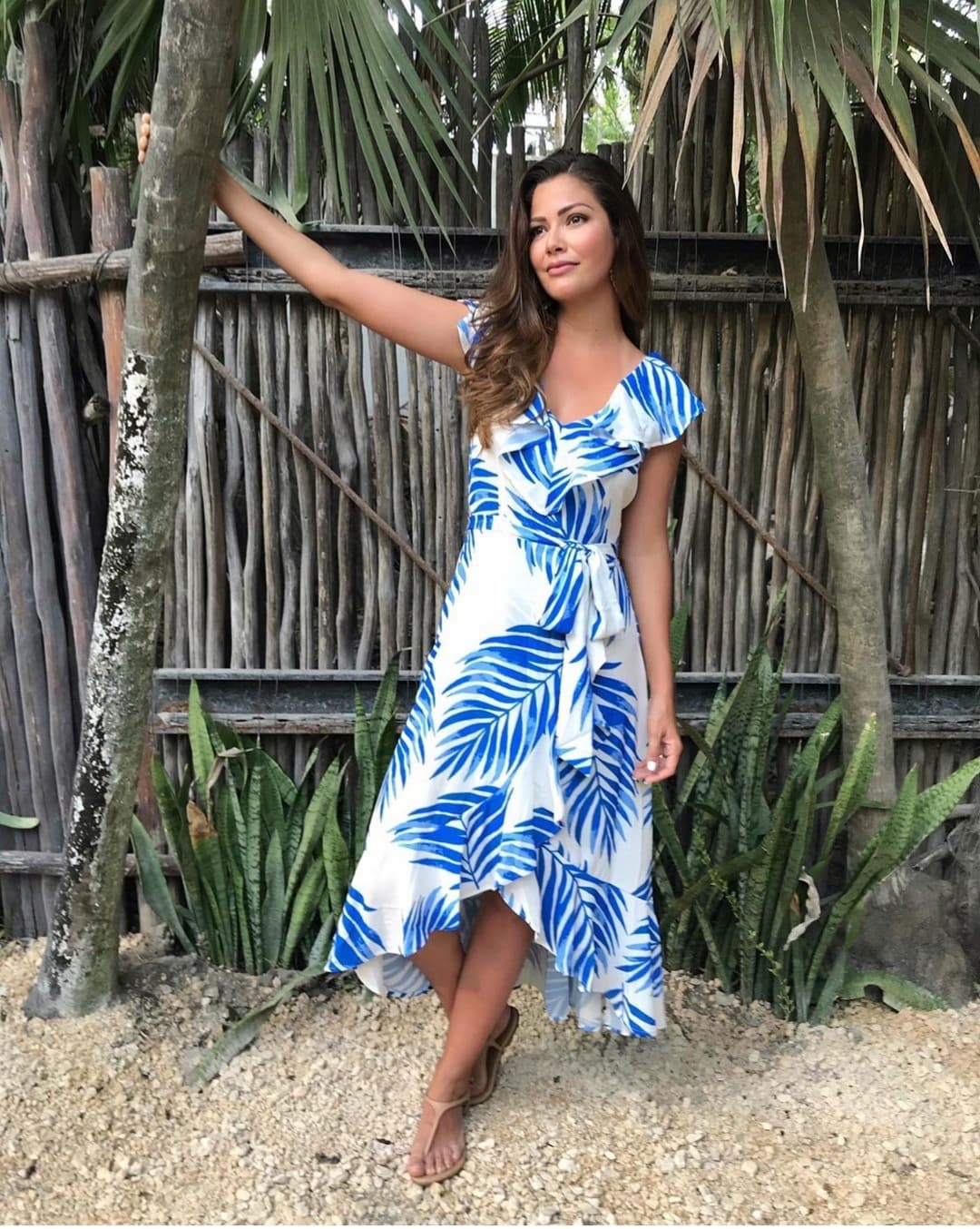 Esta es otra pieza que encaja con la recomendación de Andrea: Ana Patricia lleva un vestido ligero con estampado floral, sugerido para ir a cenar a un restaurante casual en la playa.
<br>