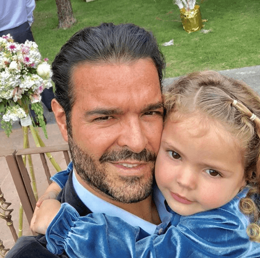 <b>Pablo Montero</b>, quien nos cautiva con su romanticismo en
<b> Mi Corazón es Tuyo</b>, compartió una fotografía junto a su hija y escribió: "Un bello día con mis princesas".