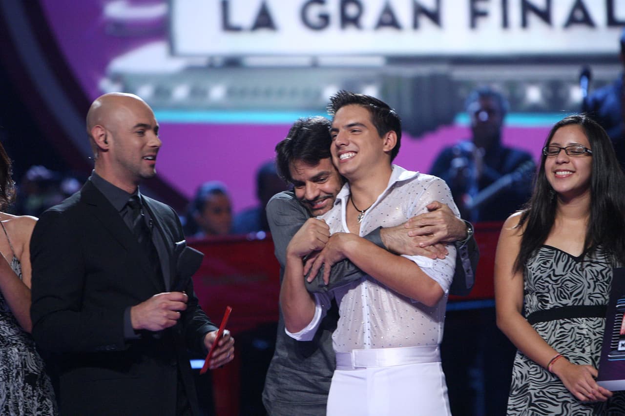 Eugenio Derbez no pudo evitar darle un emotivo abrazo a su hijo.