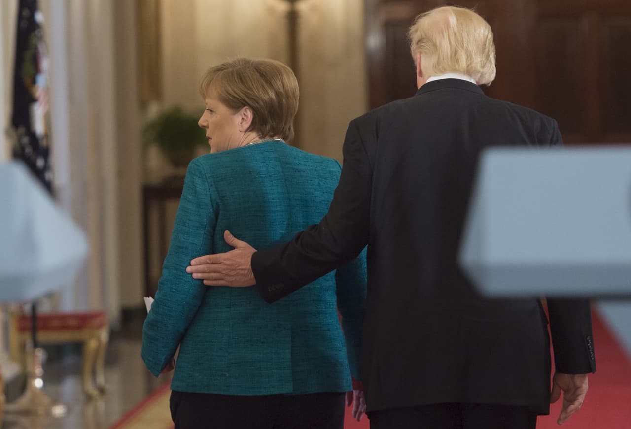 <b>Día 57/Marzo 17: </b>Donald Trump recibe a Ángela Merkel en la Casa Blanca. 
<b><a href="https://www.univision.com/noticias/politica/trump-no-se-retracta-sobre-las-acusaciones-de-espionaje-y-dice-junto-a-merkel-por-lo-menos-tenemos-algo-en-comun">No se retracta</a><a href="https://www.univision.com/noticias/politica/trump-no-se-retracta-sobre-las-acusaciones-de-espionaje-y-dice-junto-a-merkel-por-lo-menos-tenemos-algo-en-comun"> sobre las acusaciones de espionaje y dice junto a Merkel</a></b>: "Por lo menos tenemos algo en común". Un portavoz británico confirmó que había recibido "garantías" de Washington de que no se repetirían las acusaciones realizadas por S
<b><a href="https://www.univision.com/noticias/politica/la-casa-blanca-pide-desculpas-al-reino-unido-por-involucrarlo-en-el-espionaje-de-obama">ean</a><a href="https://www.univision.com/noticias/politica/la-casa-blanca-pide-desculpas-al-reino-unido-por-involucrarlo-en-el-espionaje-de-obama"> Spicer en las que afirmó que el expresidente recurrió a la agencia de inteligencia británica para escuchar a Trump</a></b>.