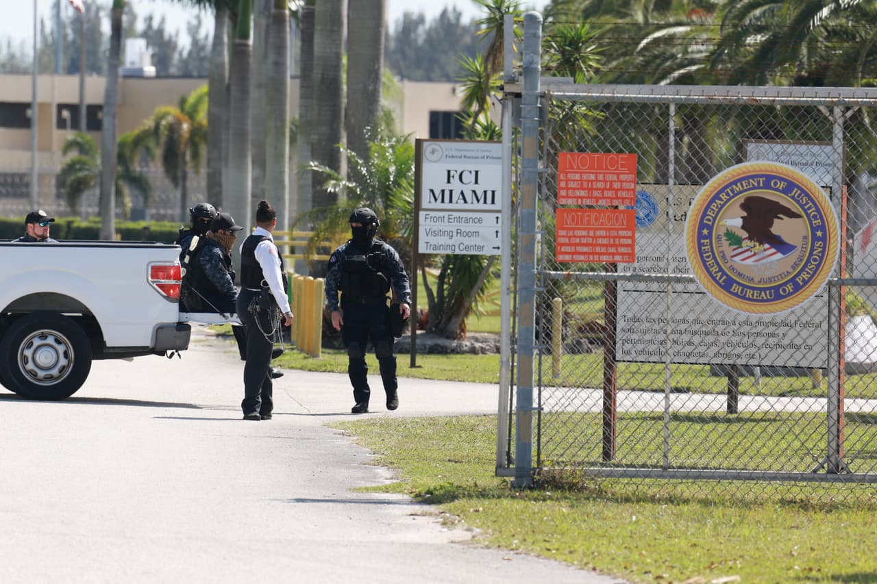 <h3 class="cms-H3-H3">Agentes de sheriff deberán capacitarse para trabajar como agentes de inmigración</h3>
<br>
<br>Las
<b>oficinas de sheriff locales deberán entregar obligatoriamente toda la información que tengan sobre el estatus migratorio de un detenido</b>, si esta es requerida por una agencia federal de inmigración.
<br>
<br>Las oficinas del sheriff locales y los directores de las cárceles de Florida
<b>deberán inscribirse, a más tardar el 1 de abril, en el programa federal 287g, en el cual los funcionarios de las cárceles pueden realizar funciones de agentes federales de inmigración</b>, como hacer interrogatorios e investigaciones sobre el estatus migratorio de los detenidos.
<br>