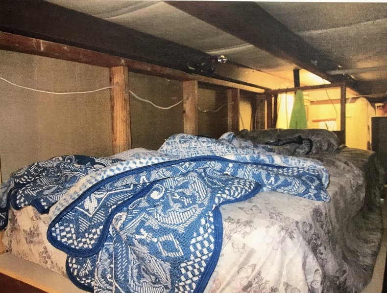 Un testigo identificado como JRLA contó que el acusado le dijo al contratarlo que “no debería preocuparse por un lugar para vivir” en California y que al ofrecerle un espacio en una bodega le prometió “que él pagaría renta o gas o agua”.