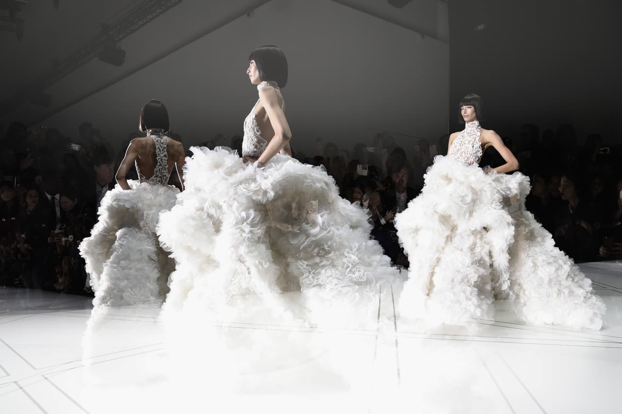 No es de extrañar que con elevados costos, sofisticados materiales como plumas, brillos, tranparencias y terminados de la más Alta Costura, los diseñadores hayan conquistado las alfombras rojas y a las
<i>trendsetters</i> hollywodenses -como Beyoncé, las Kardashians y Angelina Jolie.