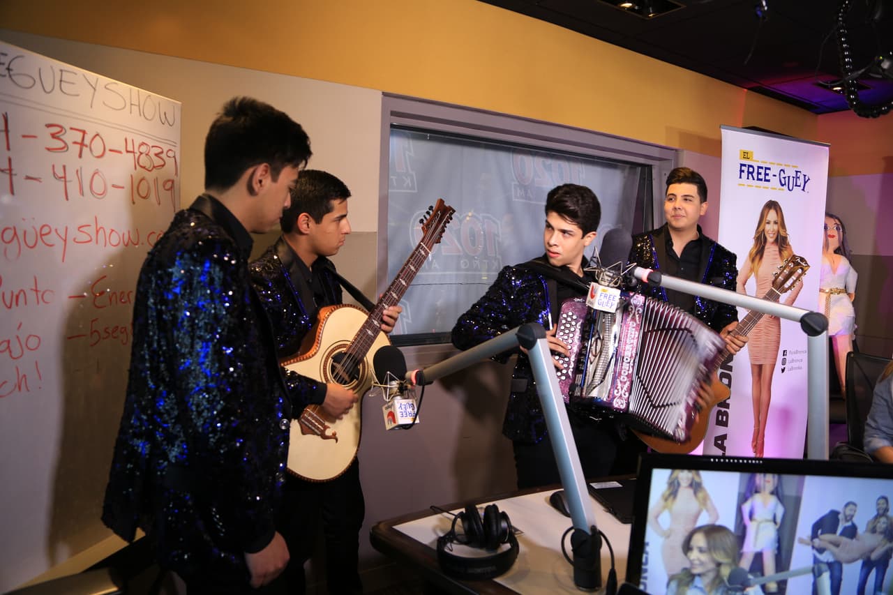 Y de tocar instrumentos, como el acordeón.