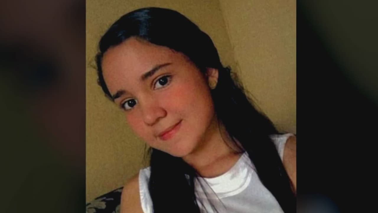 <b>"La torturaron, la ahorcaron y la mataron": dan el último adiós a joven universitaria en Guatemala.</b>
<br>
<br>Litzy Amelia Cordón Guardado, de 20 años, fue secuestrada y pedían 33,000 dólares para dejarla libre. La sometieron a varios abusos hasta matarla. Luego dejaron el cuerpo abandonado. La familia y organizaciones sociales piden justicia.