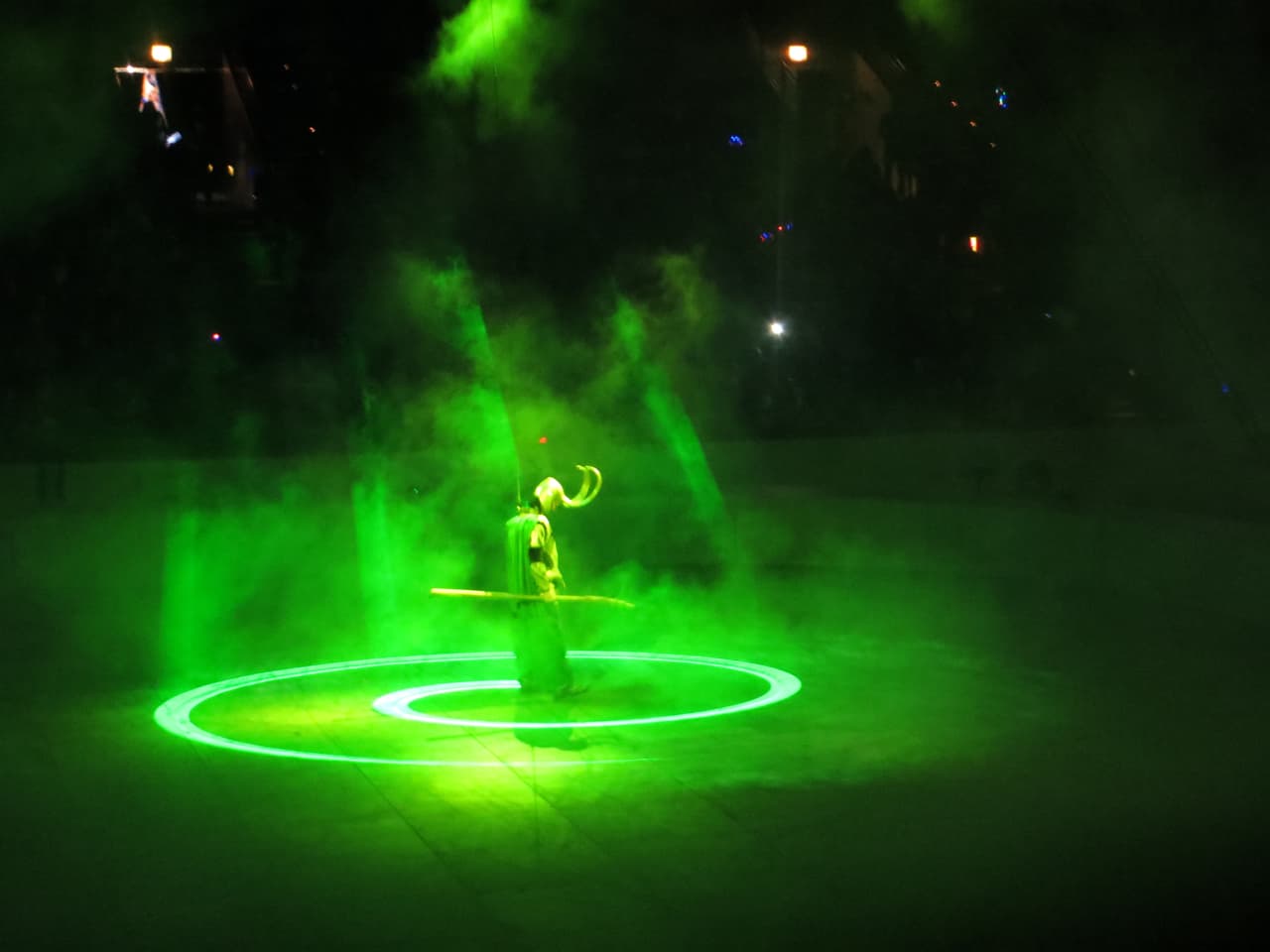 Marvel Universe Live está en Chicago. Thor, Capitan América, Spiderman y los demás Avengers se enfrentan a Loki, los seis siniestros, A.I.M y la terrible Hydra en el United Center. Explosiones, piruetas con motos y mucha adrenalina en la ciudad de los vientos.