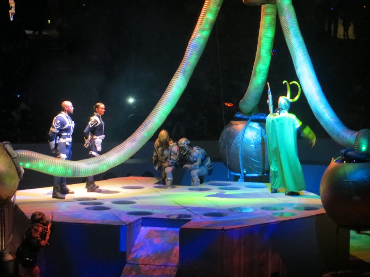 Marvel Universe Live está en Chicago. Thor, Capitan América, Spiderman y los demás Avengers se enfrentan a Loki, los seis siniestros, A.I.M y la terrible Hydra en el United Center. Explosiones, piruetas con motos y mucha adrenalina en la ciudad de los vientos.