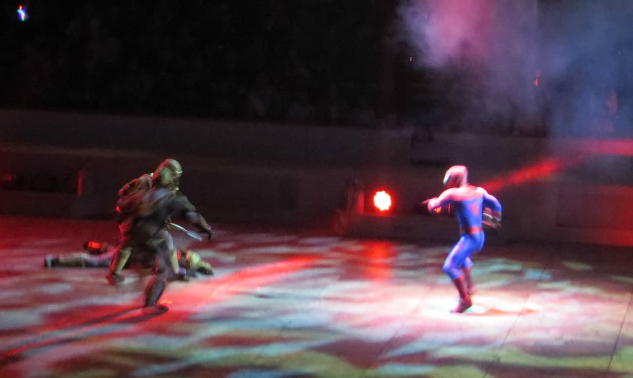 Marvel Universe Live está en Chicago. Thor, Capitan América, Spiderman y los demás Avengers se enfrentan a Loki, los seis siniestros, A.I.M y la terrible Hydra en el United Center. Explosiones, piruetas con motos y mucha adrenalina en la ciudad de los vientos.