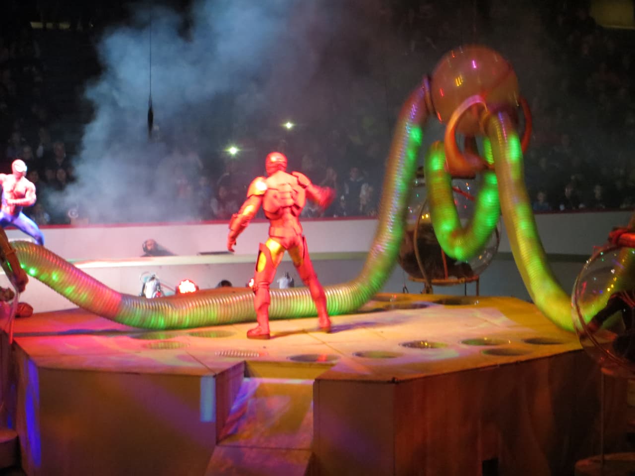 Marvel Universe Live está en Chicago. Thor, Capitan América, Spiderman y los demás Avengers se enfrentan a Loki, los seis siniestros, A.I.M y la terrible Hydra en el United Center. Explosiones, piruetas con motos y mucha adrenalina en la ciudad de los vientos.
