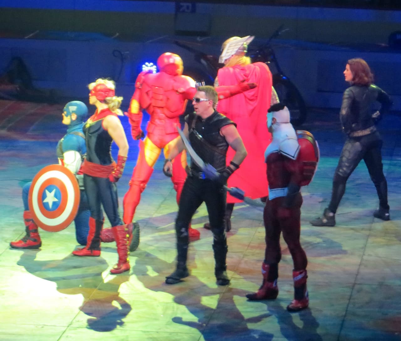 Marvel Universe Live está en Chicago. Thor, Capitan América, Spiderman y los demás Avengers se enfrentan a Loki, los seis siniestros, A.I.M y la terrible Hydra en el United Center. Explosiones, piruetas con motos y mucha adrenalina en la ciudad de los vientos.
