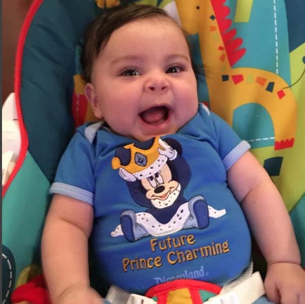 La alegría abunda en la vida del pequeño guapo.