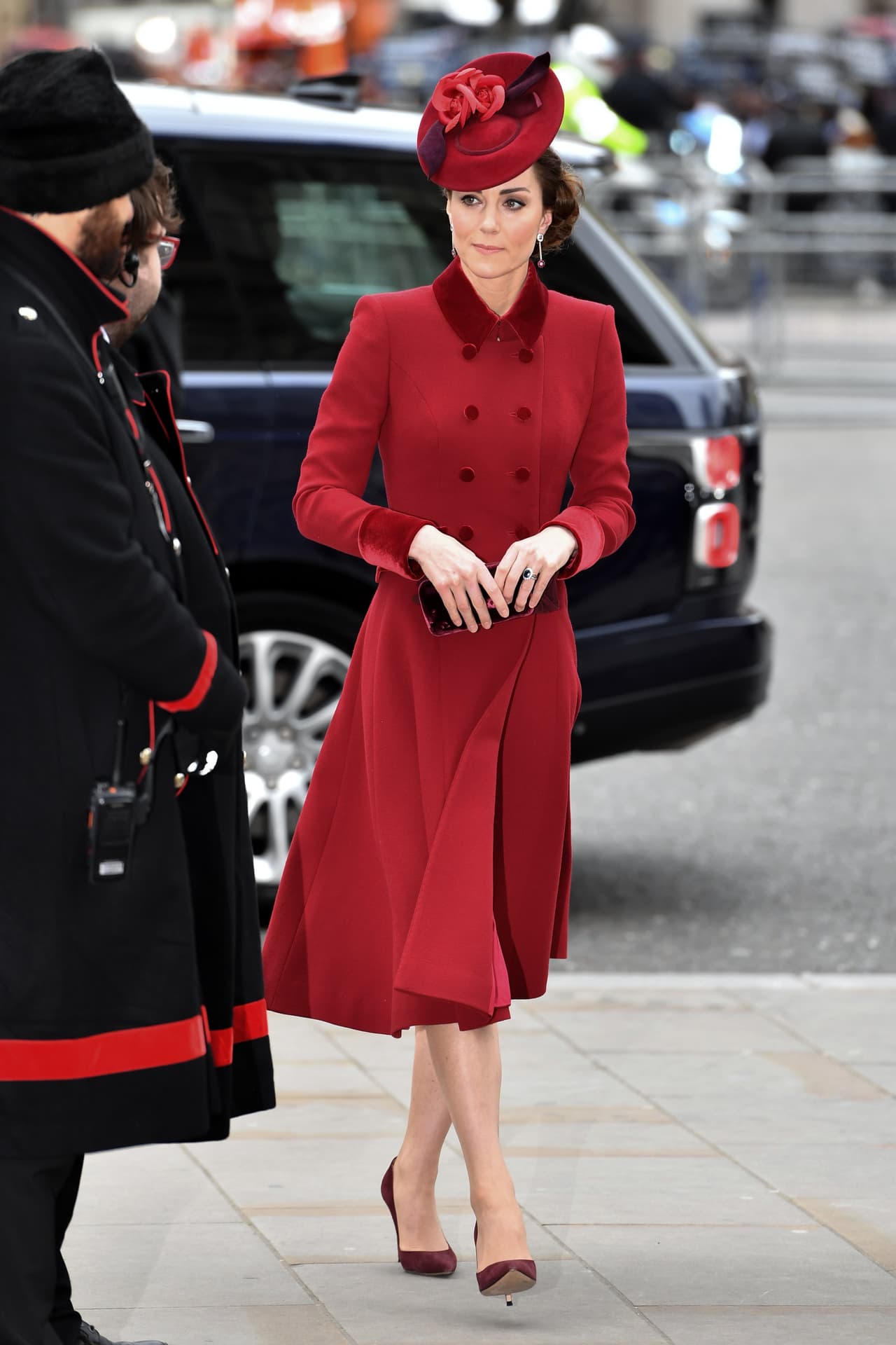En el servicio del Día de la Commonwealth, Kate combinó los aretes con un abrigo de Catherine Walker que ya había utilizado con anterioridad.