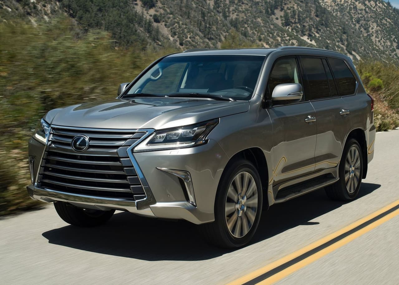<h3 class="cms-H3-H3"><b>2do. lugar en el segmento de las SUV de lujo con tres filas de asientos</b></h3>
<br>
<br>
<u><b>Lexus LX 570</b></u>
<br>
<br>
<b>Puntaje general de iSeeCars:</b> 8.9
<br>
<ul>
 <li><b>Puntaje de confiabilidad: </b>8.8</li>
 <li><b>Puntaje de valor retenido: </b>8.9</li>
 <li><b>Puntaje de seguridad: </b>no disponible</li>
</ul>
<br>
<b>Precio promedio para una unidad con 3 años de uso:</b> $90,631