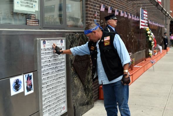La ceremonia para conmemorar el decimotercer aniversario del 11 de septiembre de 2001 con la que los neoyorquinos recuerdan a las casi 3,000 víctimas de los atentados de esa fecha contra Estados Unidos, arrancó en el Memorial del 9/11. Líderes políticos, familiares de las víctimas y agentes de orden participaron en la ceremonia en la cual los nombres de cada víctima fueron leídos.