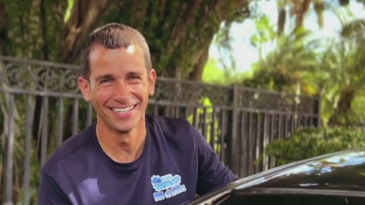 Joven cubano con I-220A emprende su propio negocio lavando autos y así hace la diferencia