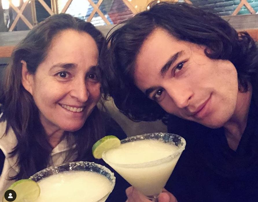 Guayaquil es la ciudad natal del actor y es justo en donde se encuentra toda su familia: sus padres, hermanos, primos, tíos. En la foto aparece con su madre. 
<br>