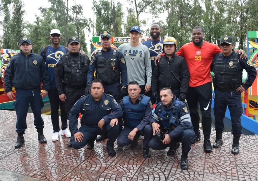 Hasta la seguridad pública aprovechó el momento para fotografiarse con los jugadores de la NFL.