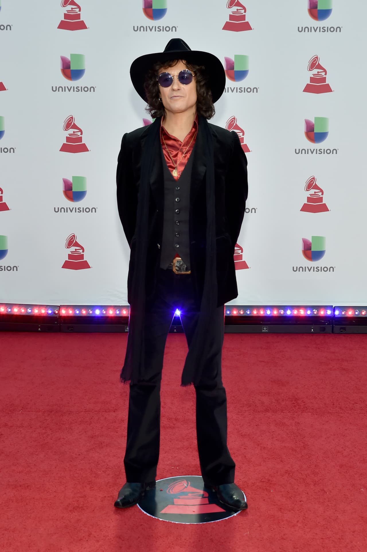 El español Enrique Bunbury mantuvo su estilo rockero, pero con elegancia.