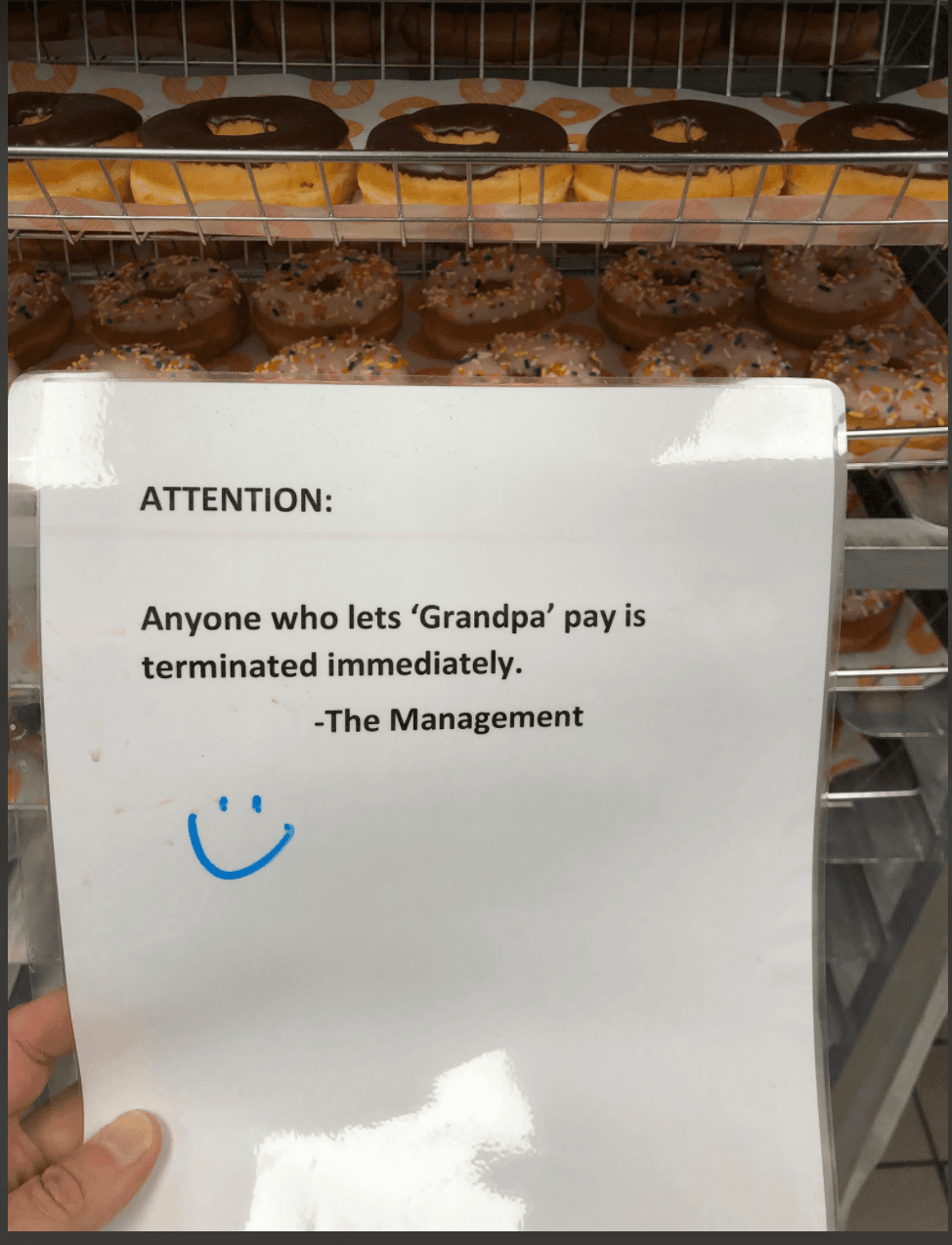 Entonces se disparó una cadena de muestras de cariño:
<b> Cobo declaró que el “abuelito”, nunca volvería a pagar en su tienda</b>. Y colocó este rótulo en la caja: “Quien le cobre algo al abuelito, queda inmediatamente despedido”.
<br>.