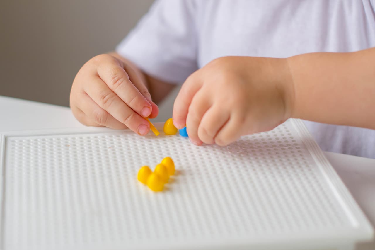 <b>Todo con lo que se pueda atragantar.</b> Es imposible evitar que nuestros hijos se lleven objetos a la boca, pero lo que sí podemos hacer es cerciorarnos que no tengan a su alcance ningún objeto con el que se pudieran atragantar.